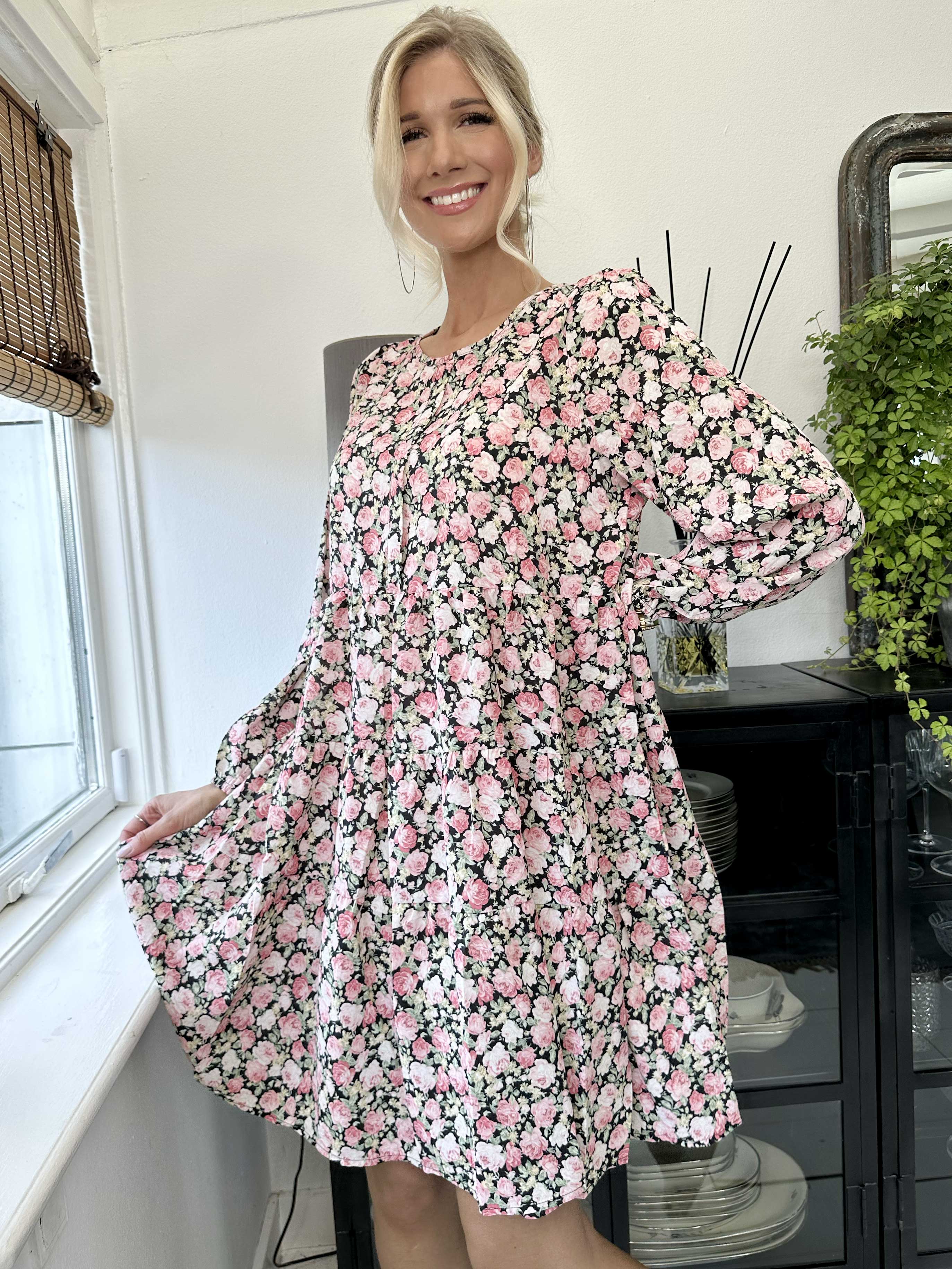 Hannah - Sød blomstret kjole med lag på lag look